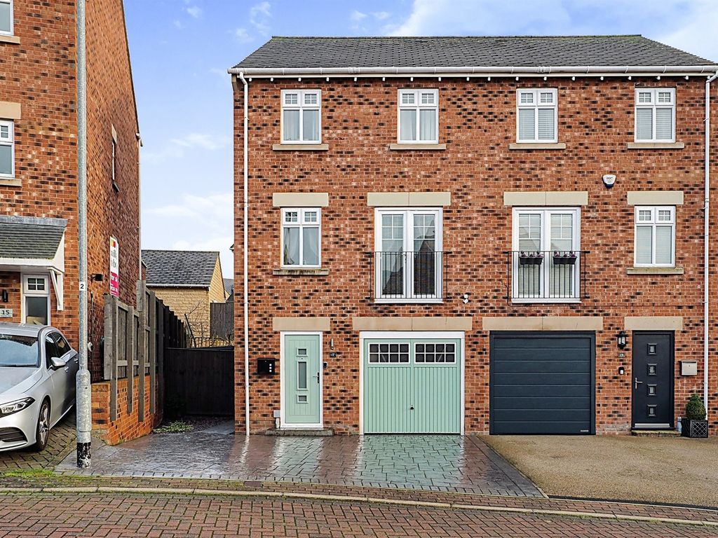 4 bed semidetached house for sale in Heathcote Close, Woolley Grange