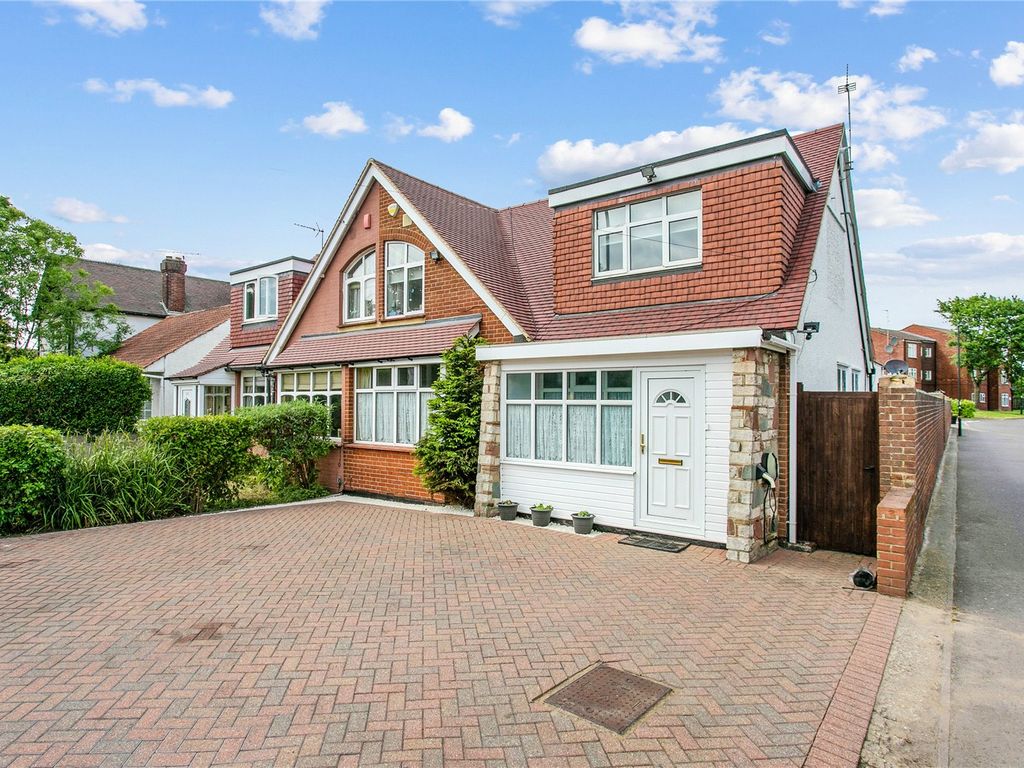 4 bed semidetached house for sale in Bullsmoor Lane, Enfield EN3, £