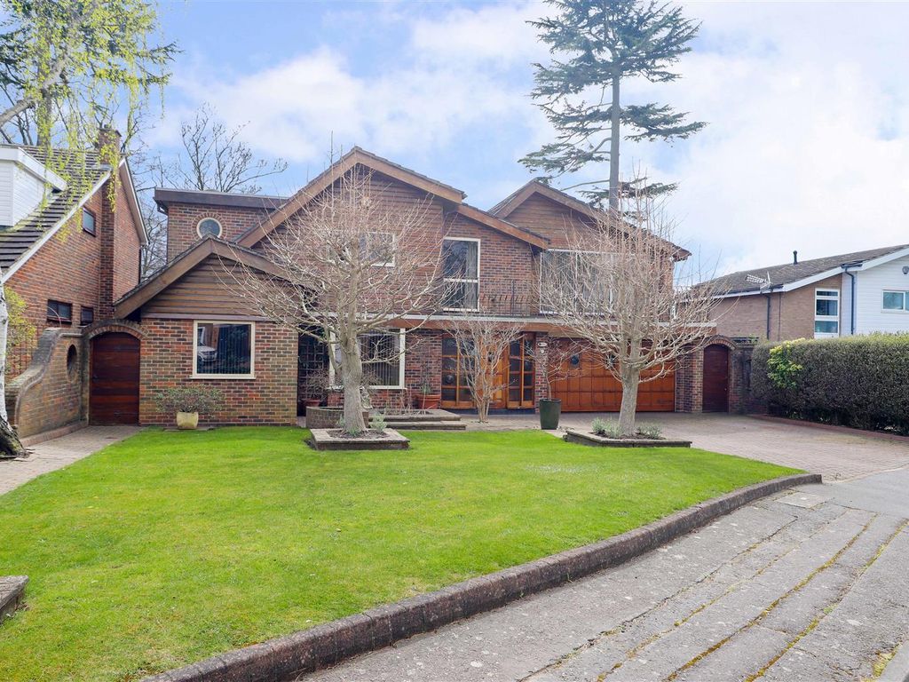 5 bed detached house for sale in Abingdon Close, North Hillingdon UB10