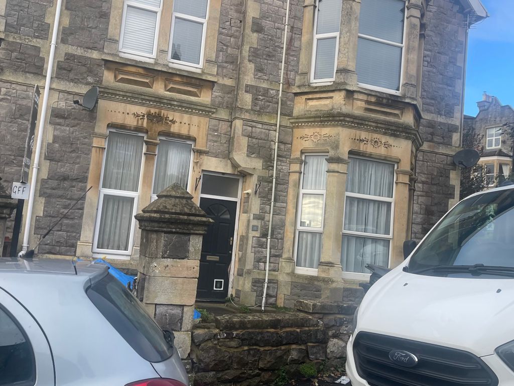 2 bed flat to rent in Paragon Road, WestonSuperMare BS23, £895 pcm