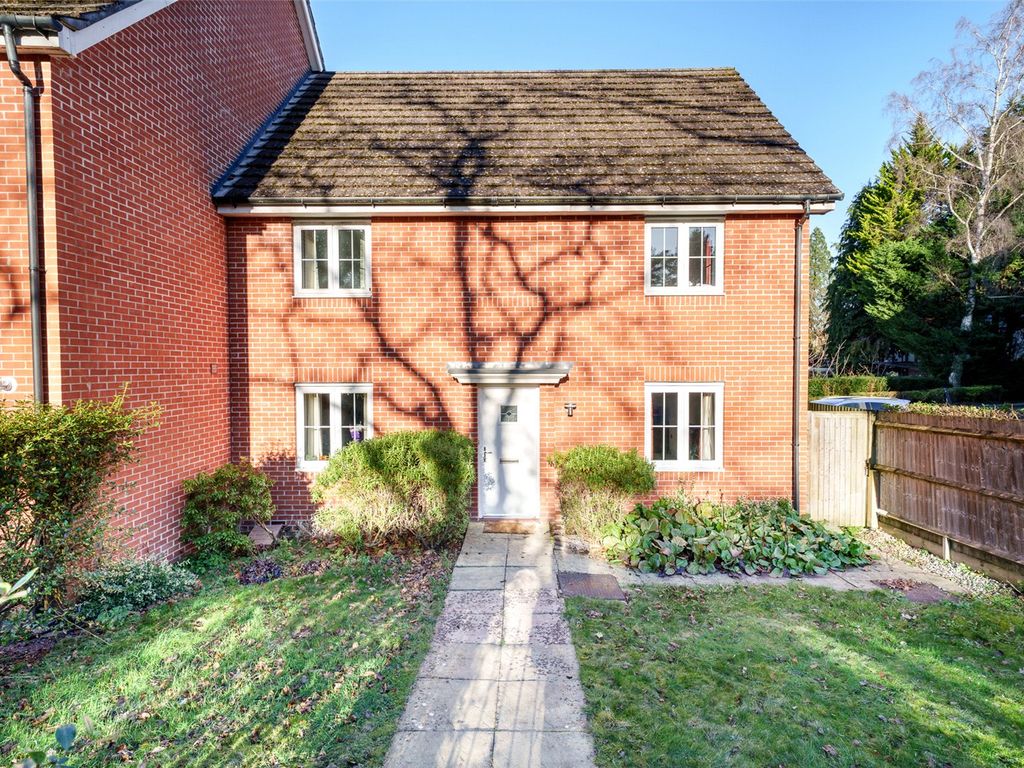 4 bed end terrace house for sale in Waterloo Road, Crowthorne
