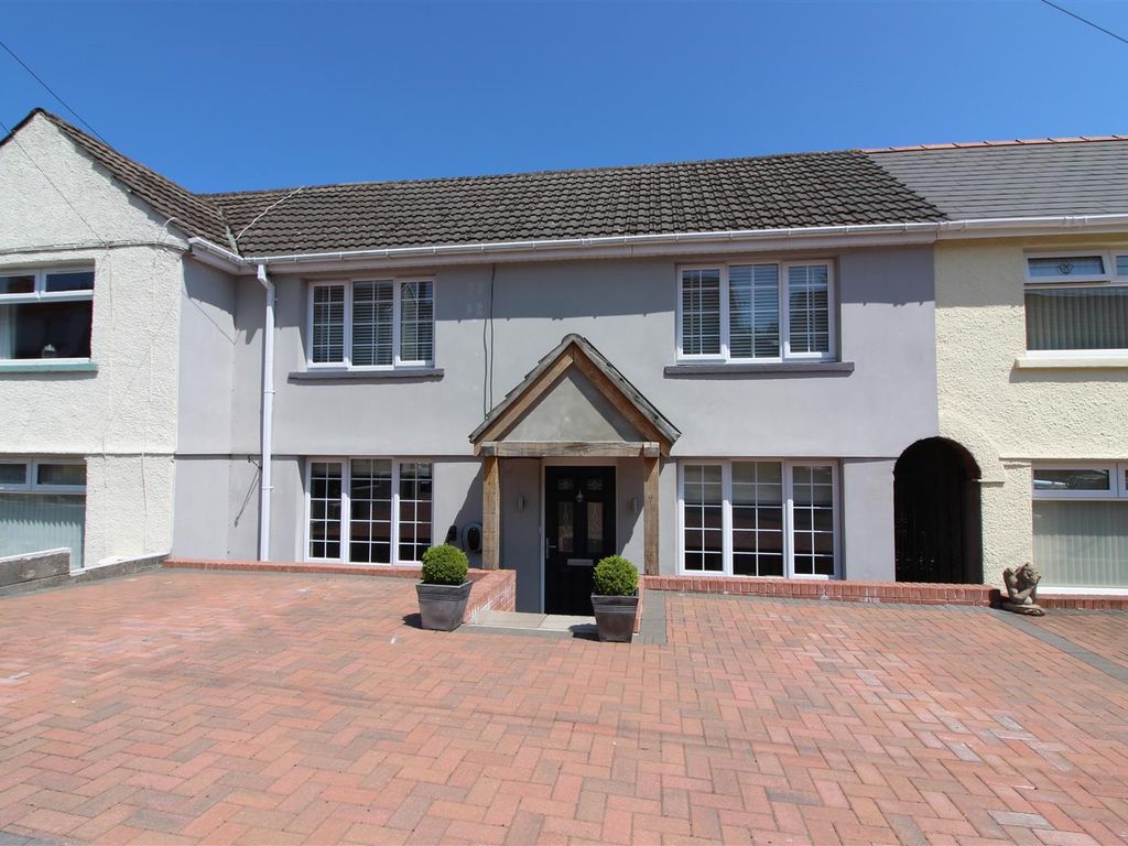 4 bed terraced house for sale in 4 Bedrooms, Treowen, Newbridge NP11