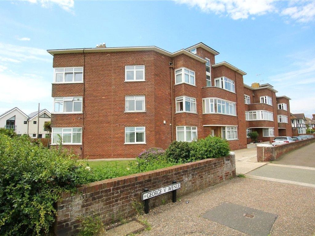 3 bed flat to rent in Gloucester Court, V Avenue, Worthing, West
