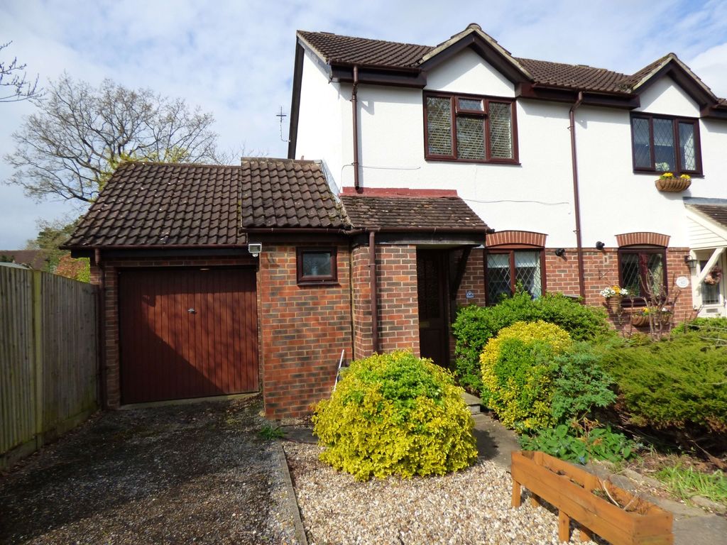 2 bed semidetached house to rent in Oswald Close, Fetcham, Leatherhead