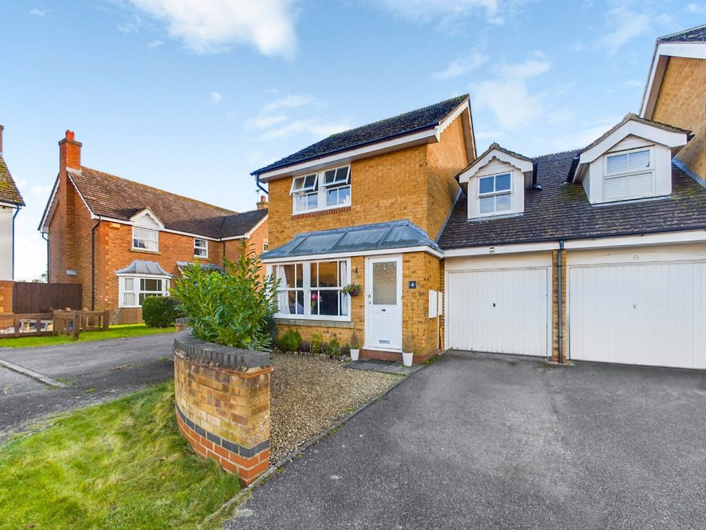3 bed semidetached house for sale in Robin Close, Watermead, Aylesbury