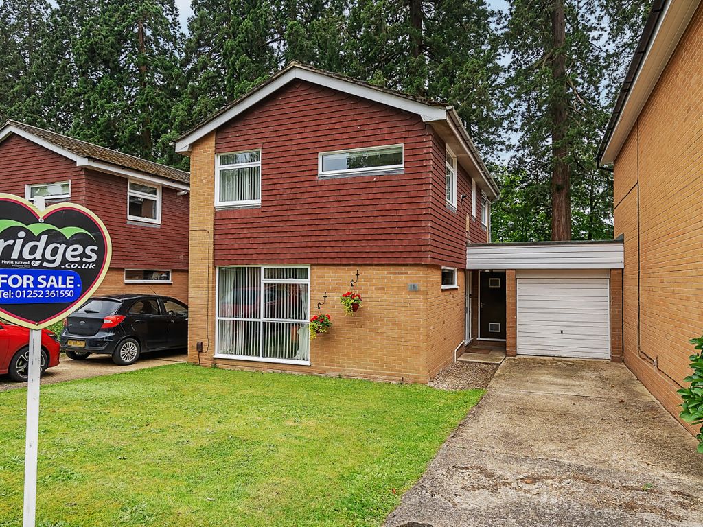 3 bed link detached house for sale in Ravenstone Road, Camberley