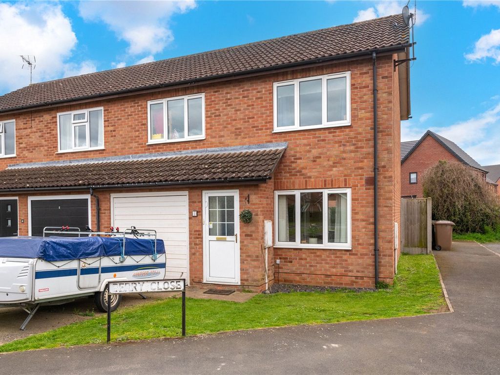 3 bed semidetached house for sale in Berry Close, Sleaford