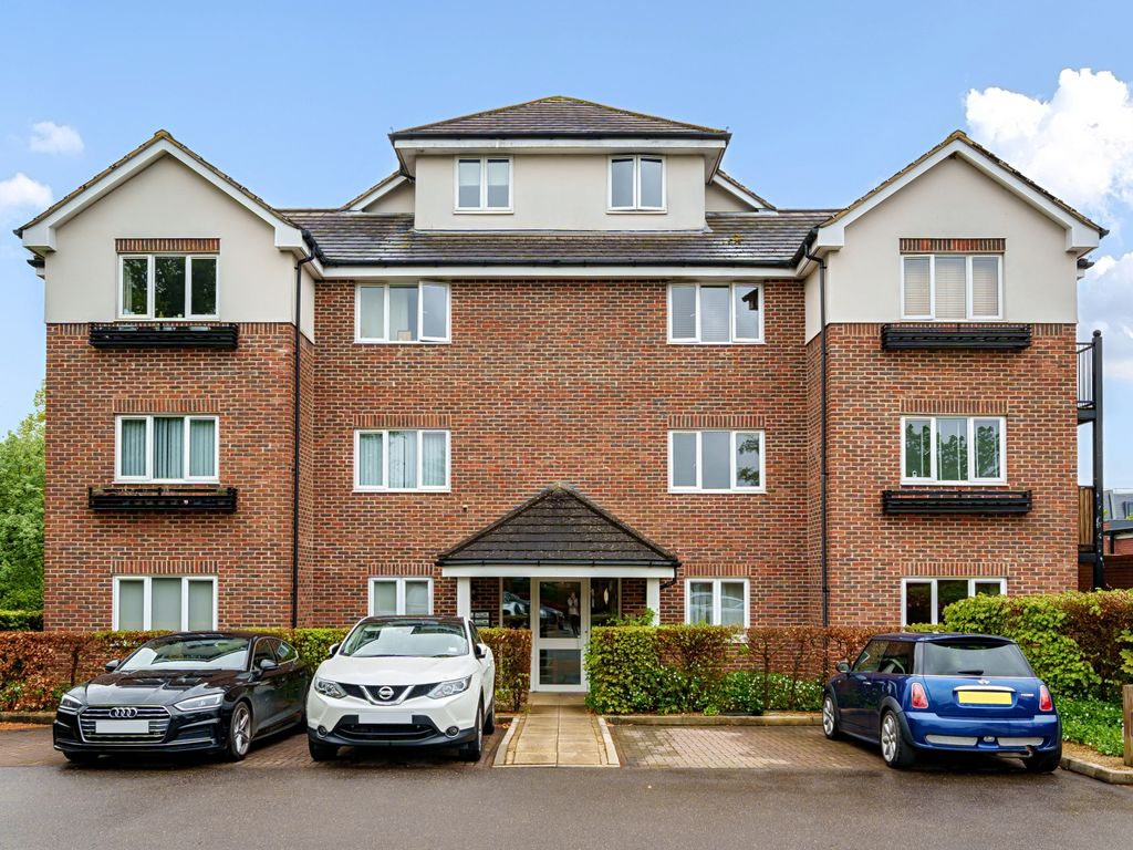 2 bed flat for sale in Lincoln Court, Green Tiles Lane, Denham
