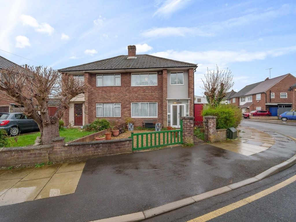 3 bed semidetached house for sale in Ferndale Crescent, Cowley