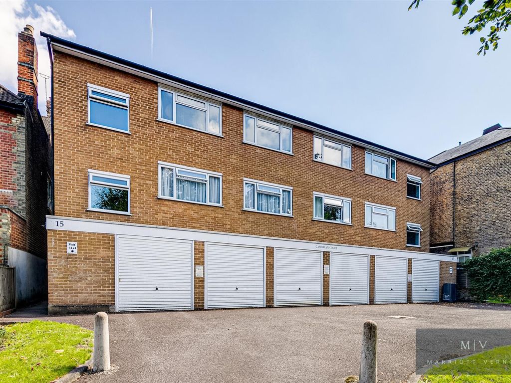 2 bed flat for sale in South Park Hill Road, South Croydon CR2, £