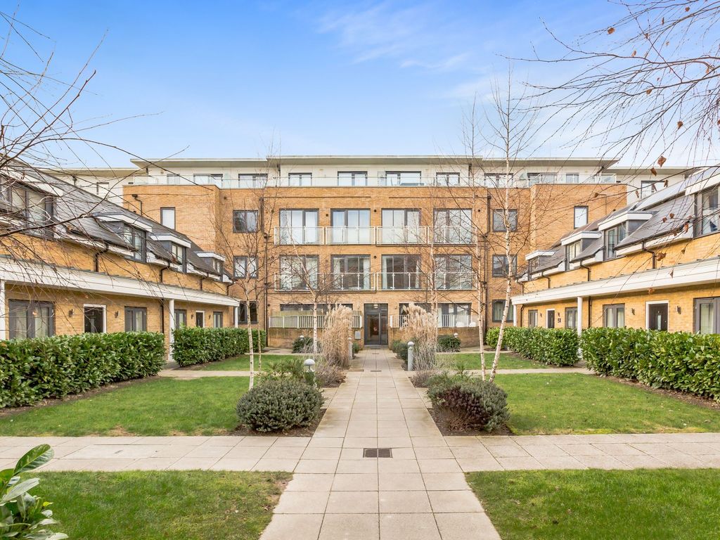 2 bed flat to rent in Victoria Road, Horley RH6, £1,450 pcm Zoopla