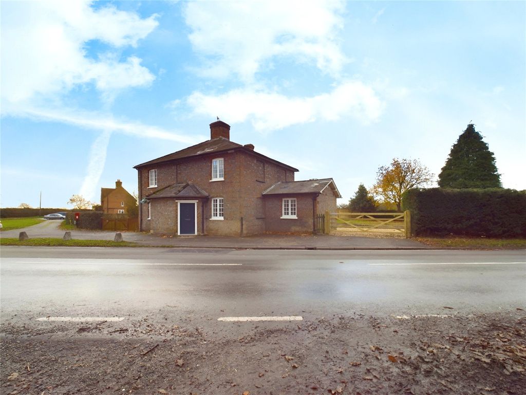 3 bed semidetached house to rent in Parkers Corner, Englefield