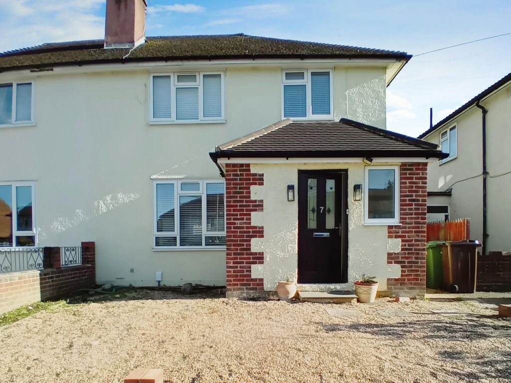 3 bed terraced house to rent in Longfield Close, Farnborough GU14, £