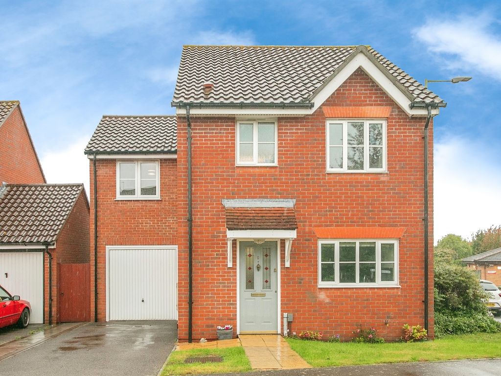 3 bed detached house for sale in Close, Pinewood, Ipswich IP8, £