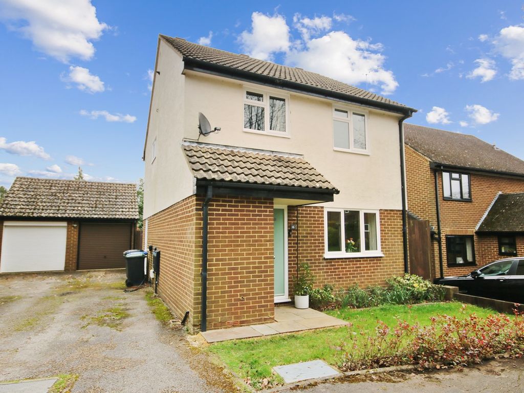 3 bed detached house for sale in Springfield, East Grinstead RH19, £