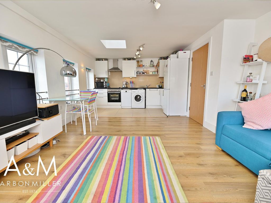 1 bed flat for sale in High Street, Barkingside, Ilford IG6, £260,000