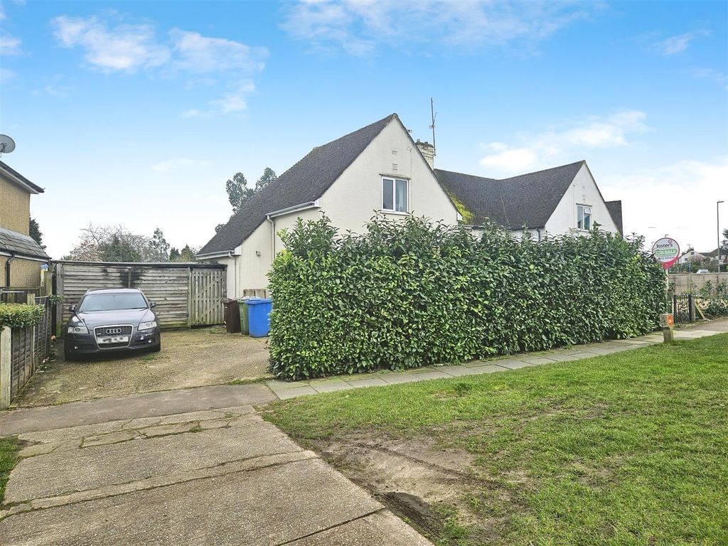 3 bed semidetached house for sale in Lower Farnham Road, Aldershot