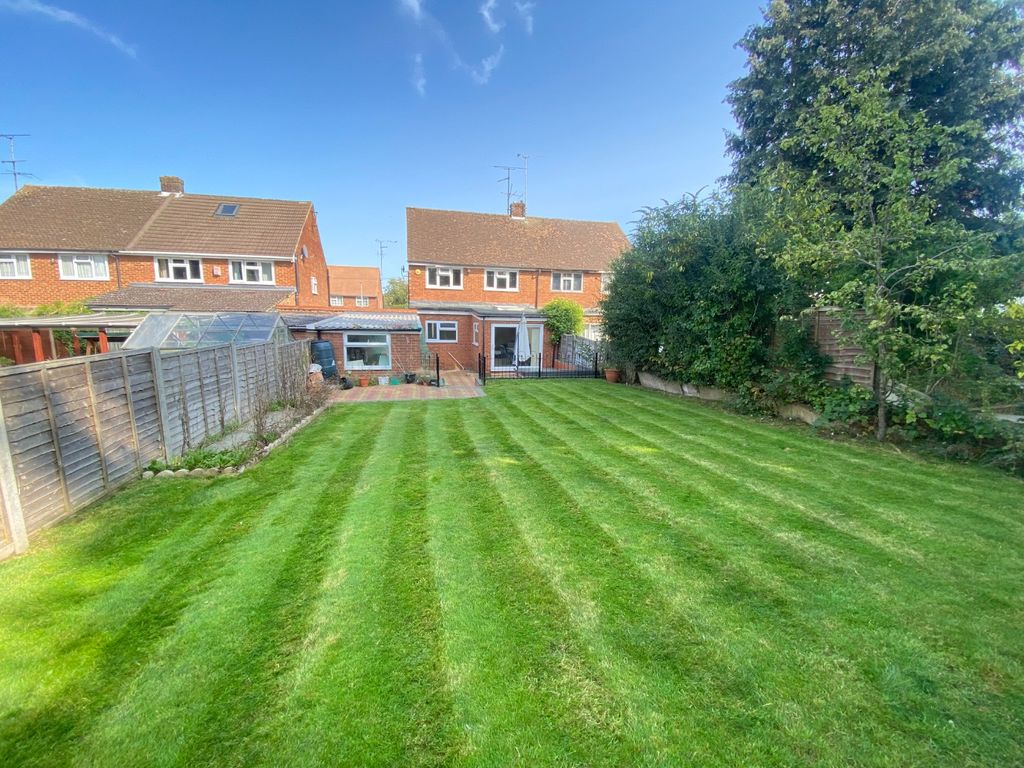 3 bed semidetached house for sale in Rosslyn Crescent, Luton