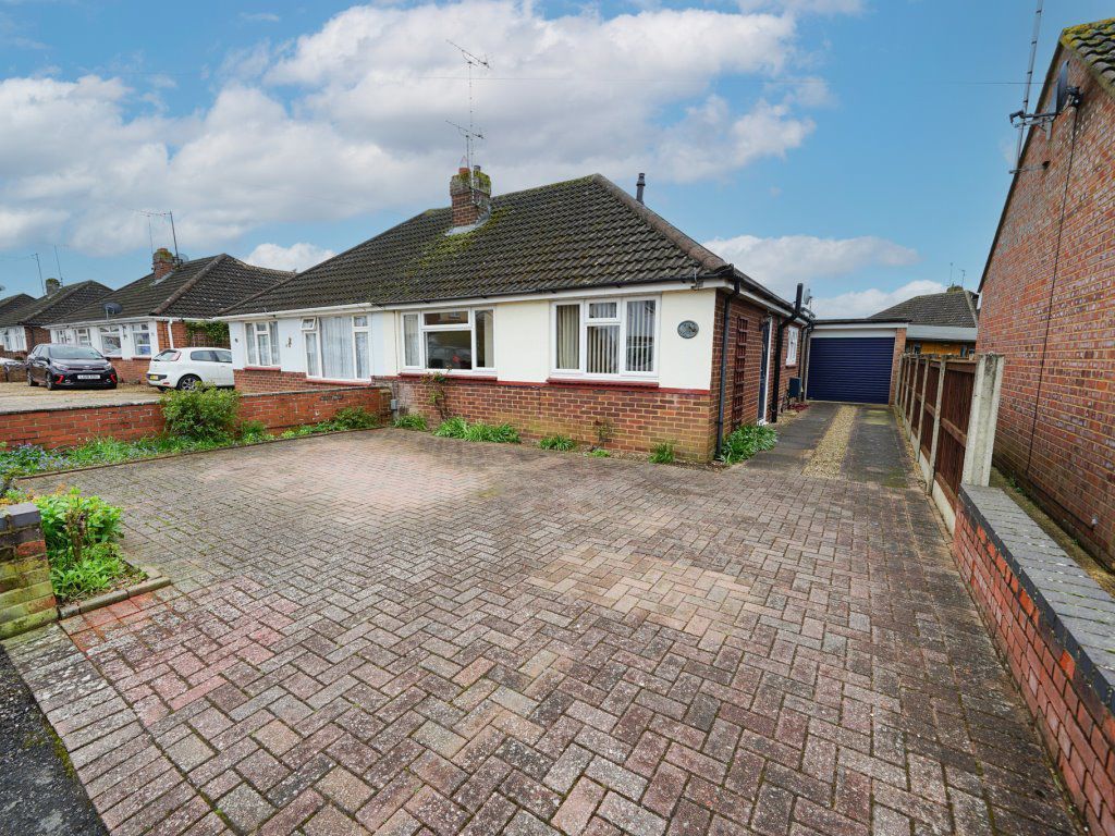 2 bed bungalow to rent in Clipstone Crescent, Leighton Buzzard LU7, £