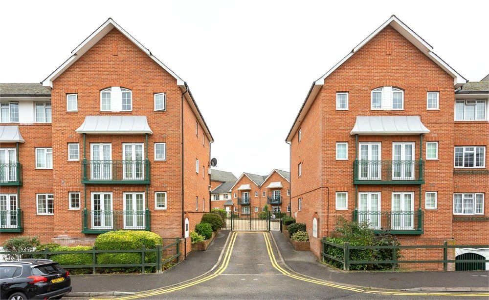 2 bed flat for sale in St. Leonards Road, Windsor, Berkshire SL4, £