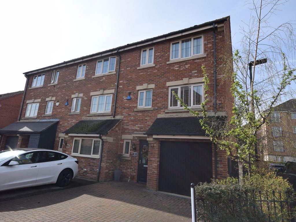 4 bed town house for sale in Primrose Place, Doncaster DN4, £250,000