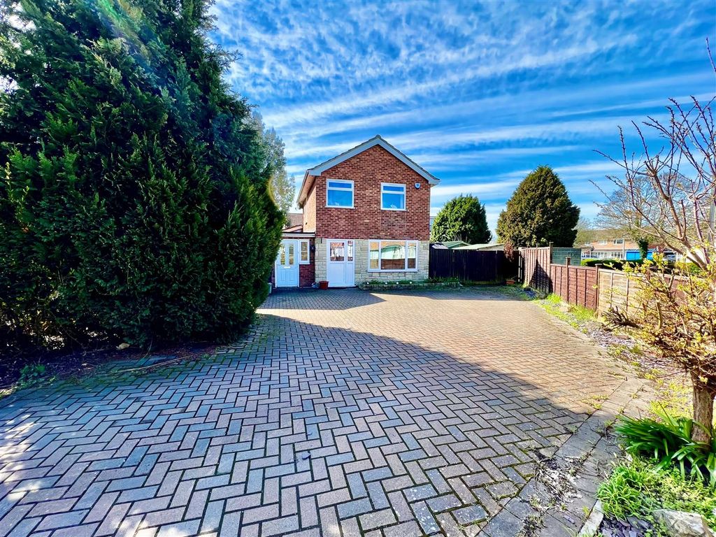 3 bed linkdetached house for sale in Blythe Gardens, Worle, Weston