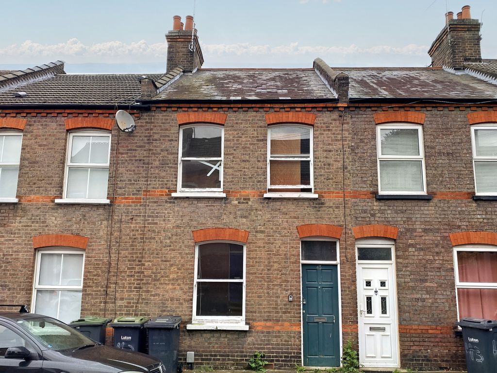 3 bed terraced house for sale in Arthur Street, Luton LU1, £130,000