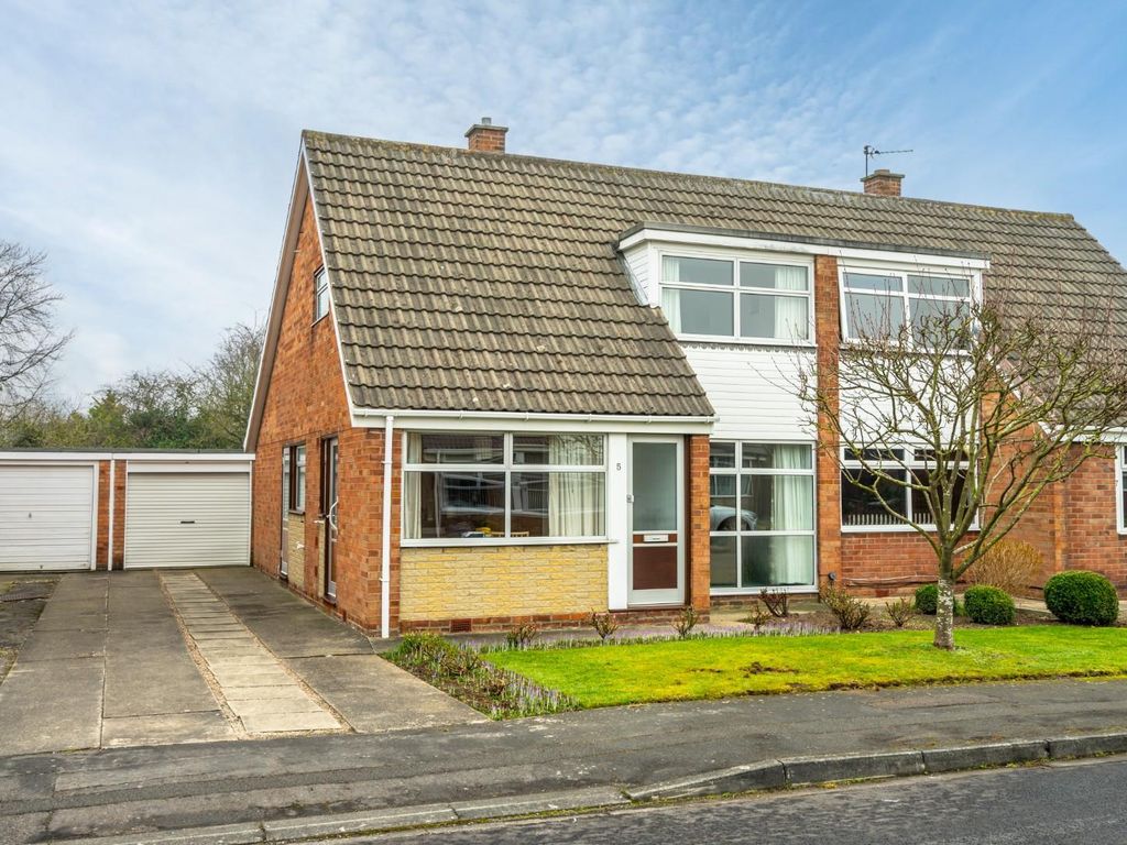 3 bed semidetached house for sale in Bramble Dene, Woodthorpe, York