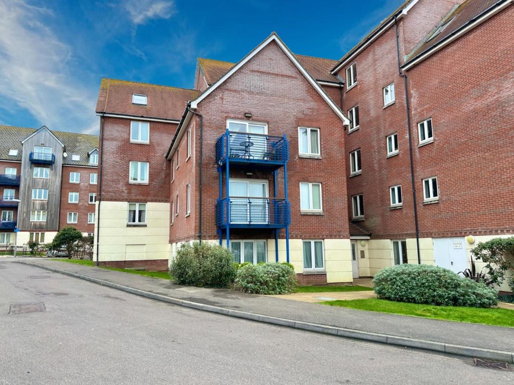 2 bed flat to rent in Close, Weymouth DT4, £1,000 pcm Zoopla