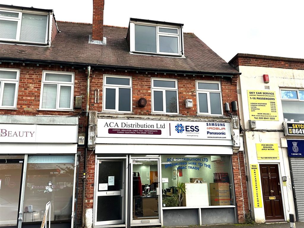 3 bed flat to rent in Stonecot Hill, North Cheam, Sutton SM3, £1,500