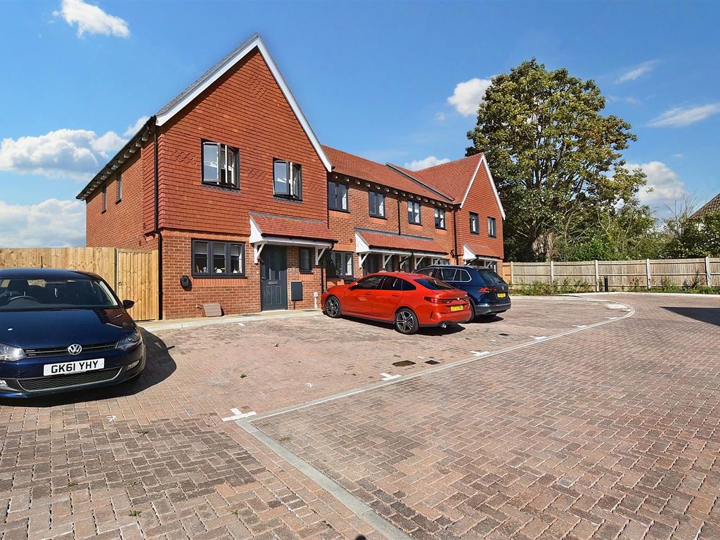 2 bed end terrace house for sale in Thorndike Close, Rochester Road