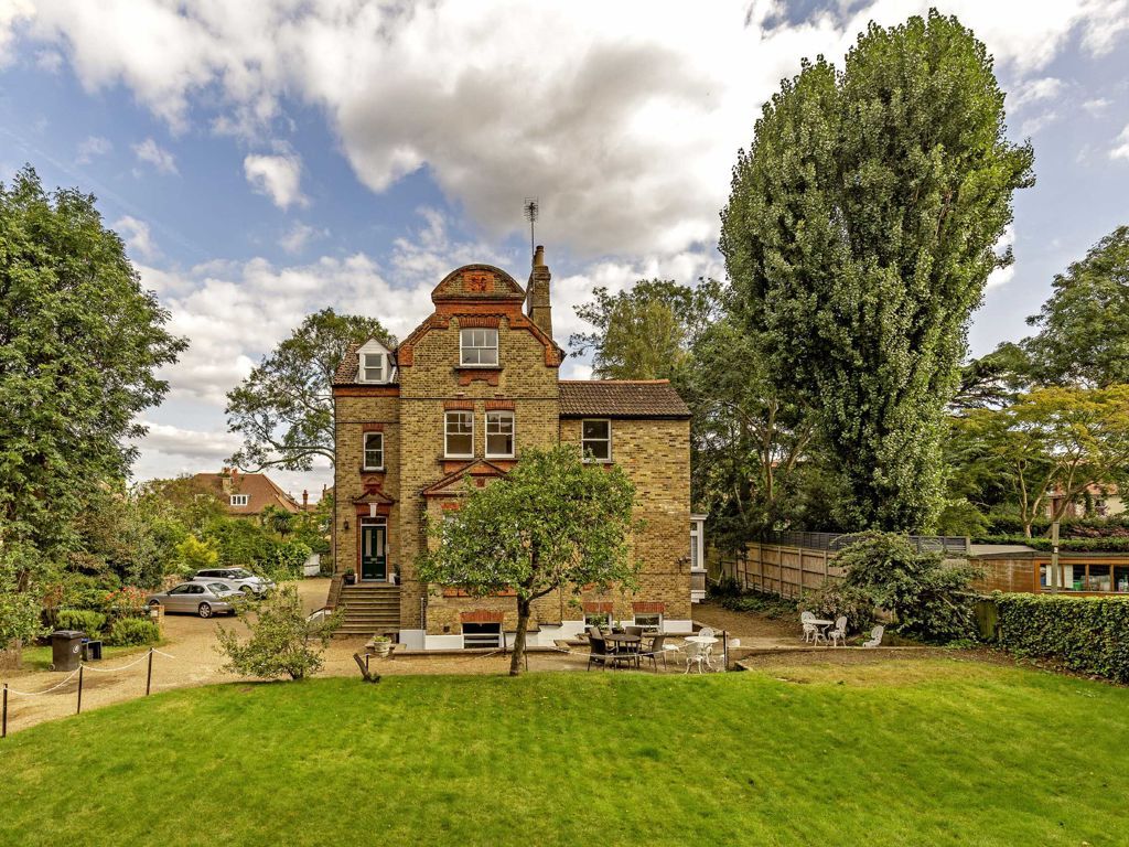 2 bed flat for sale in Kings Road, Richmond TW10, £550,000 Zoopla