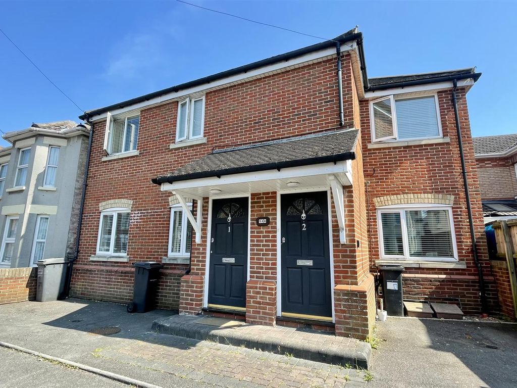 2 bed flat to rent in Gladstone Road East, Bournemouth BH7, £