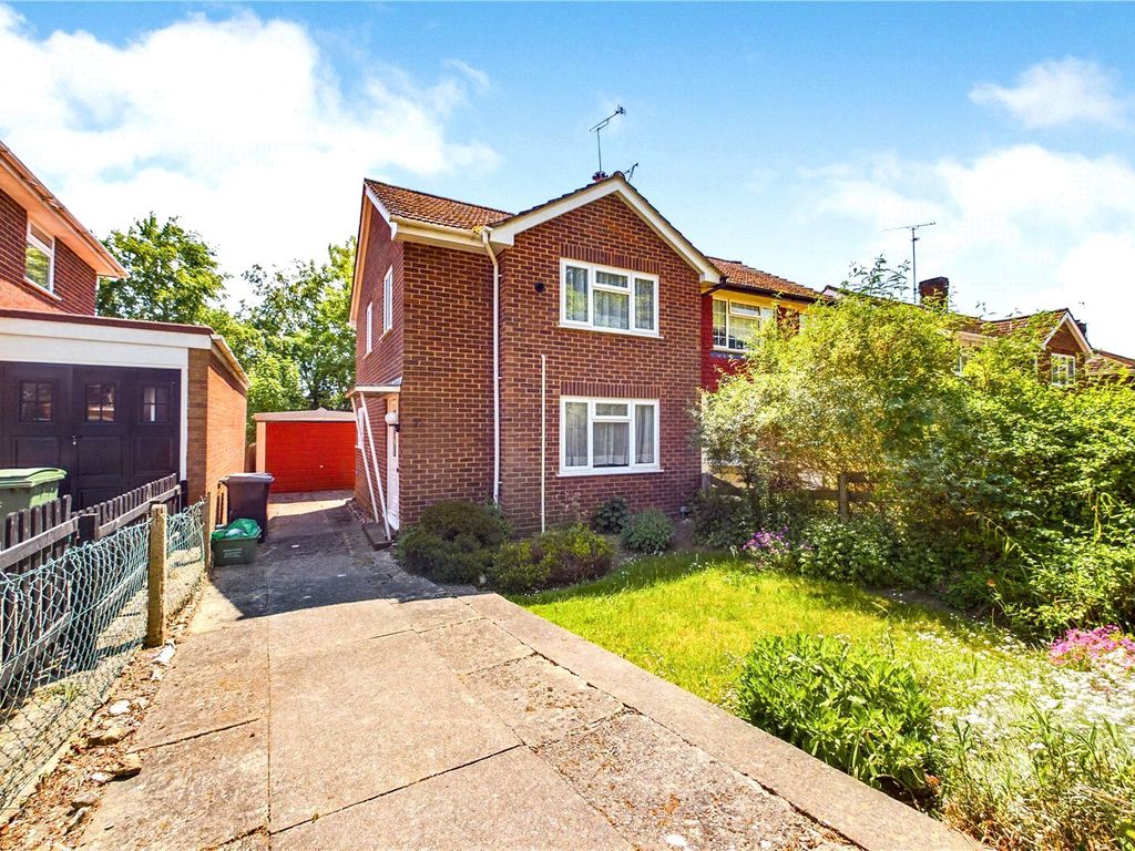 3 bed semidetached house to rent in Skilton Road, Tilehurst, Reading
