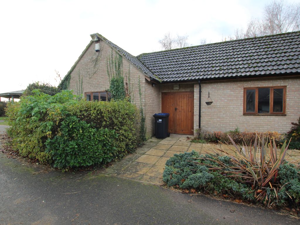 2 bed bungalow to rent in Rosewood Stud, Chippenham CB7, £1,150 pcm