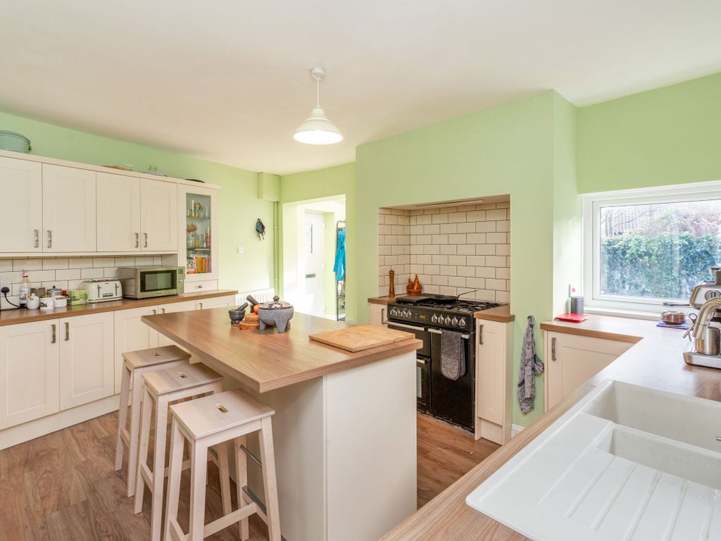 5 bed end terrace house for sale in Flaxley Road, Selby, North