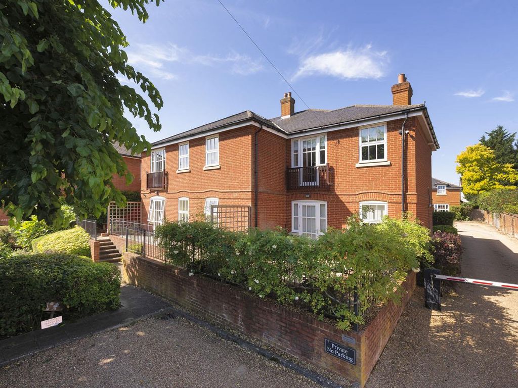 2 bed flat for sale in Police Station Road, West Malling ME19, £300,000