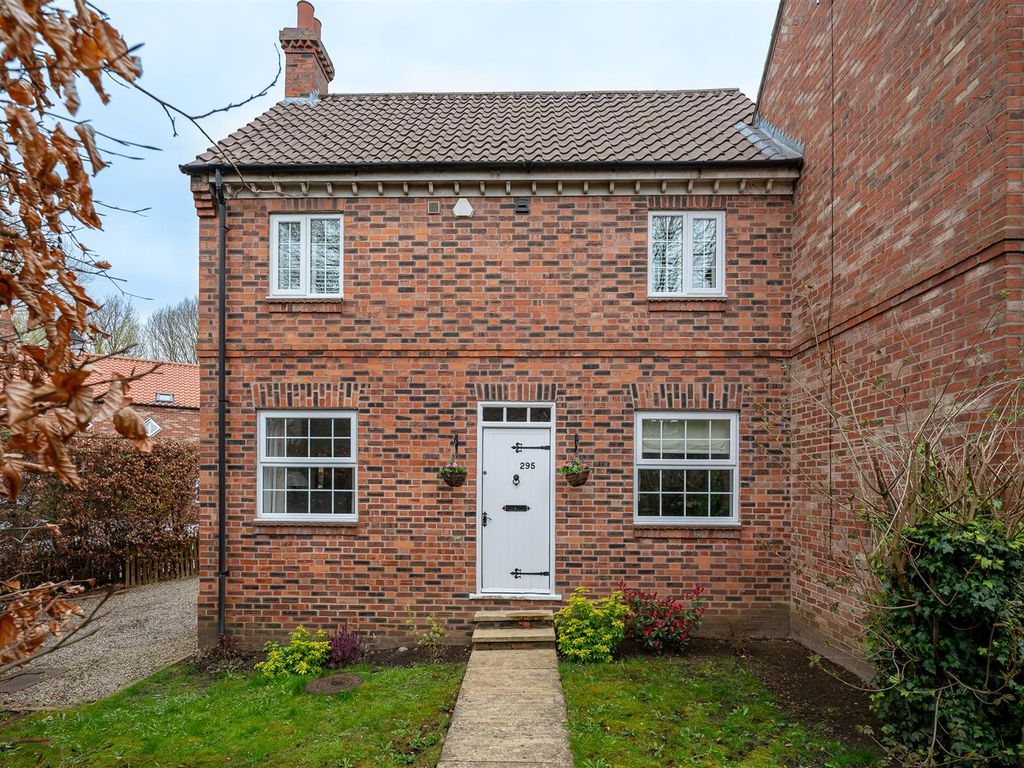 2 bed semidetached house for sale in Huntington Road, York YO31, £