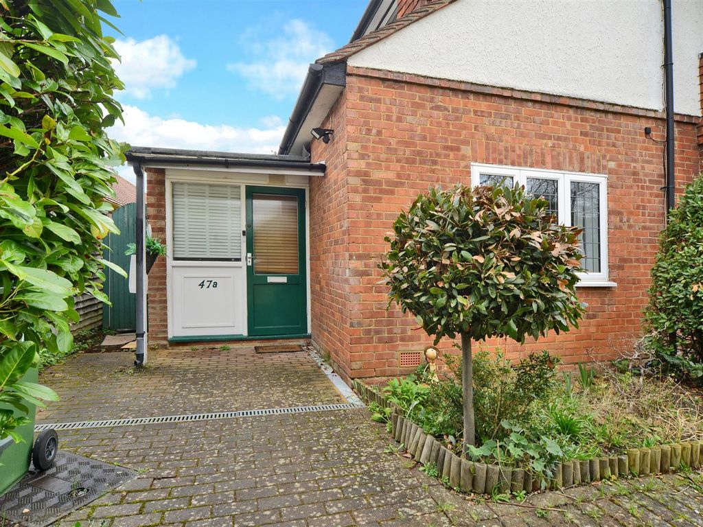 1 bed flat to rent in Manor Road North, Hinchley Wood, Esher KT10, £