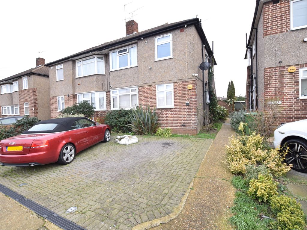 2 bed to rent in Erith Crescent, Collier Row, Romford, Essex