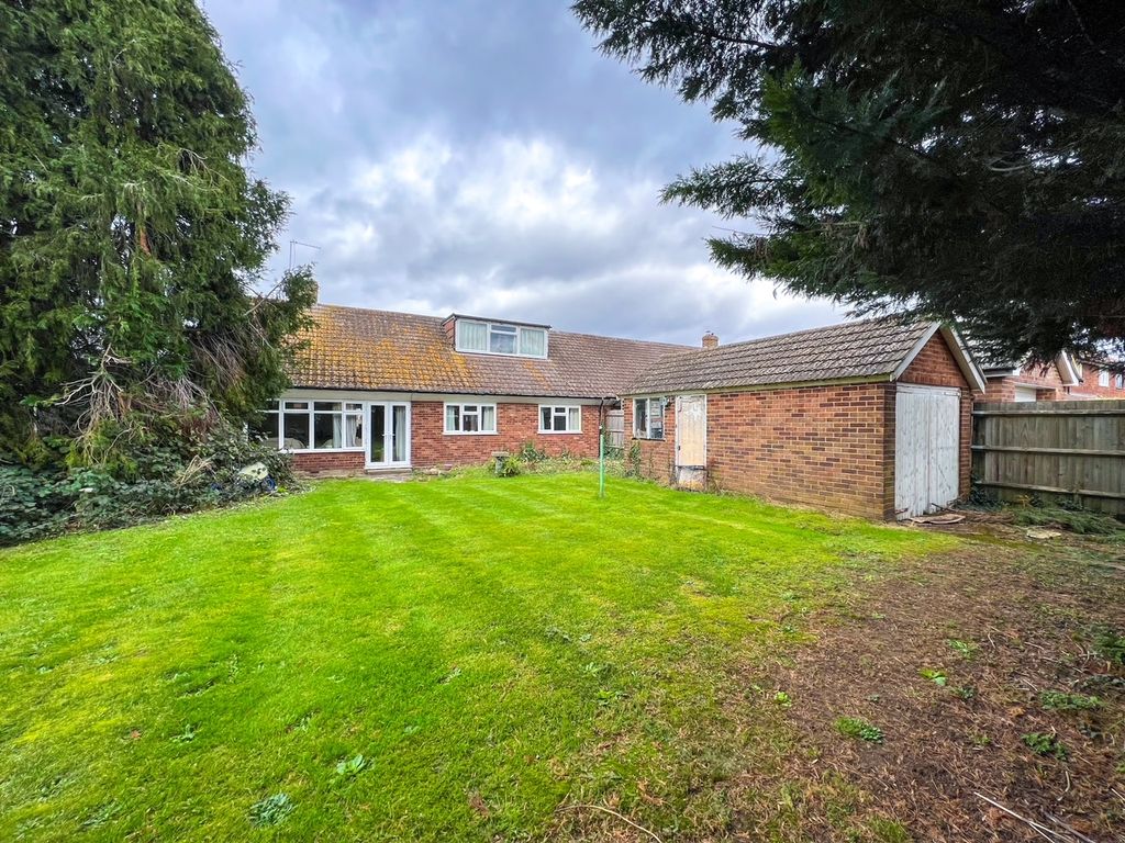 4 bed semidetached bungalow for sale in Redland Gardens, West Molesey