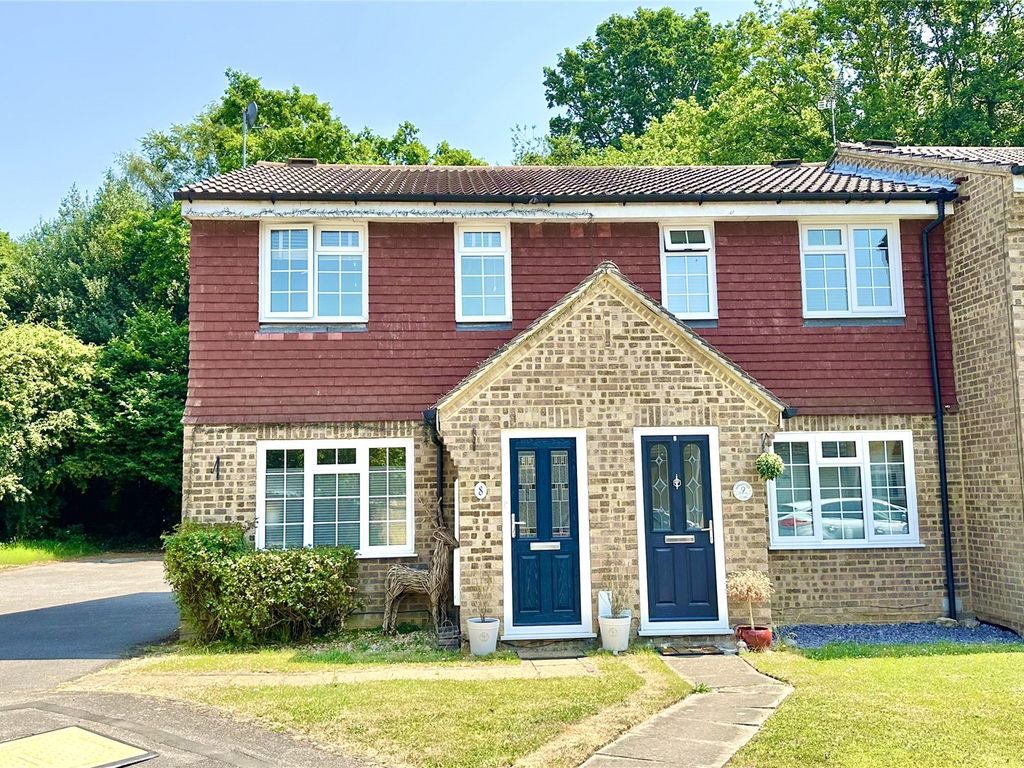 3 bed end terrace house for sale in Hungerford Close, Sandhurst