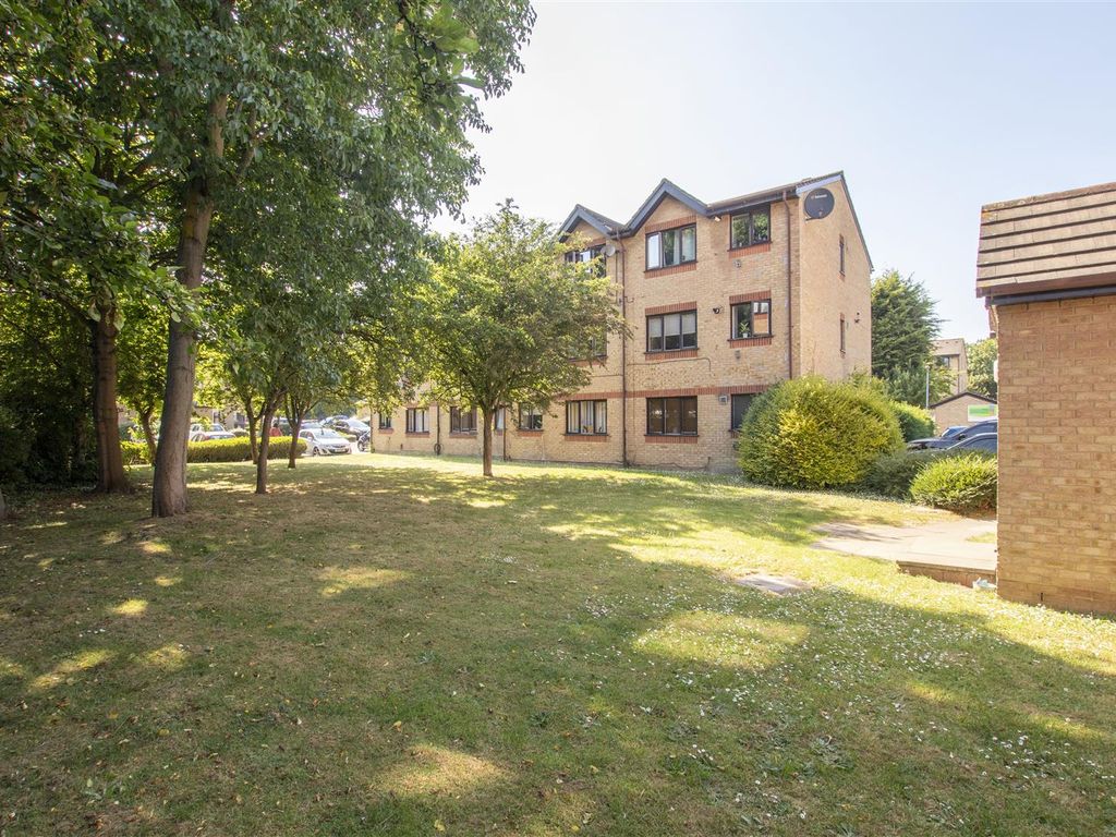 1 bed flat for sale in Woodfield Close, Enfield EN1 Zoopla