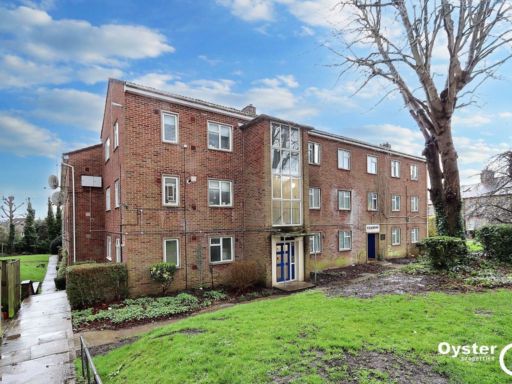 1 bed flat to rent in Bells Hill, EN5, £1,350 pcm Zoopla