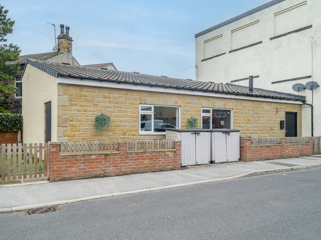 3 bed semidetached bungalow for sale in The Nooks, Gildersome, Leeds
