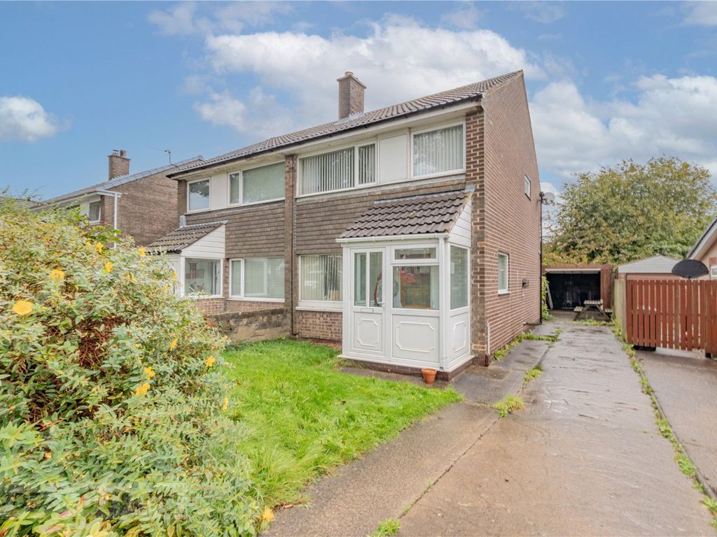 3 bed semidetached house for sale in Hadrians Close, Salendine Nook