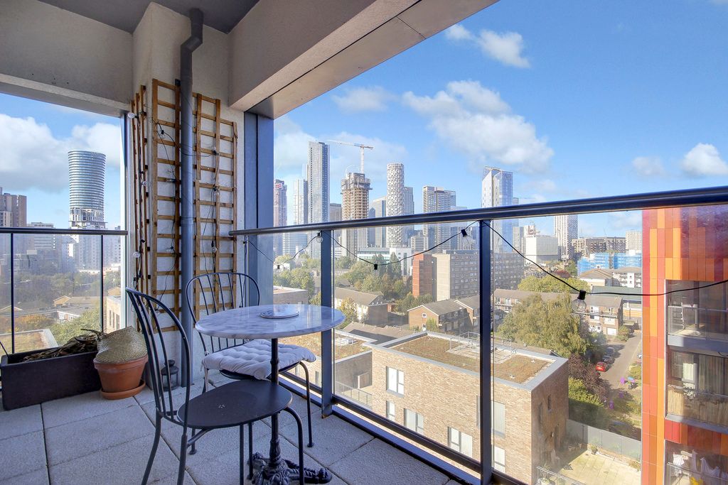 2 bed flat for sale in Ovex Close E14 Zoopla