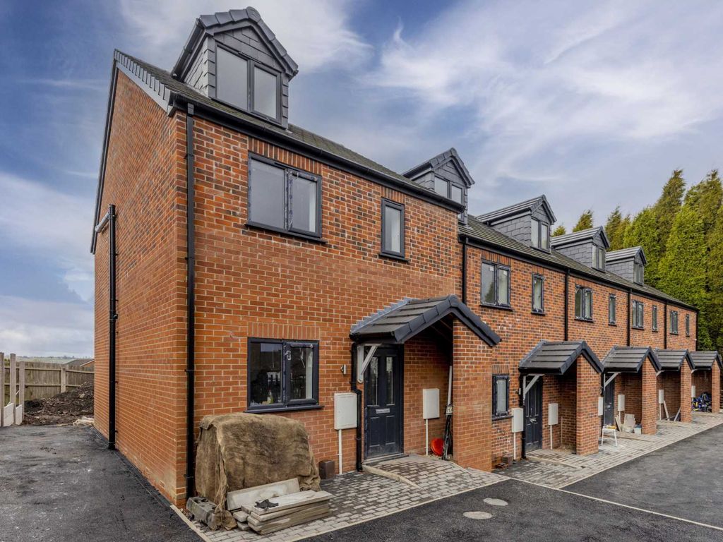 3 bed detached house to rent in Summerbank Road, Tunstall ST6, £1,200