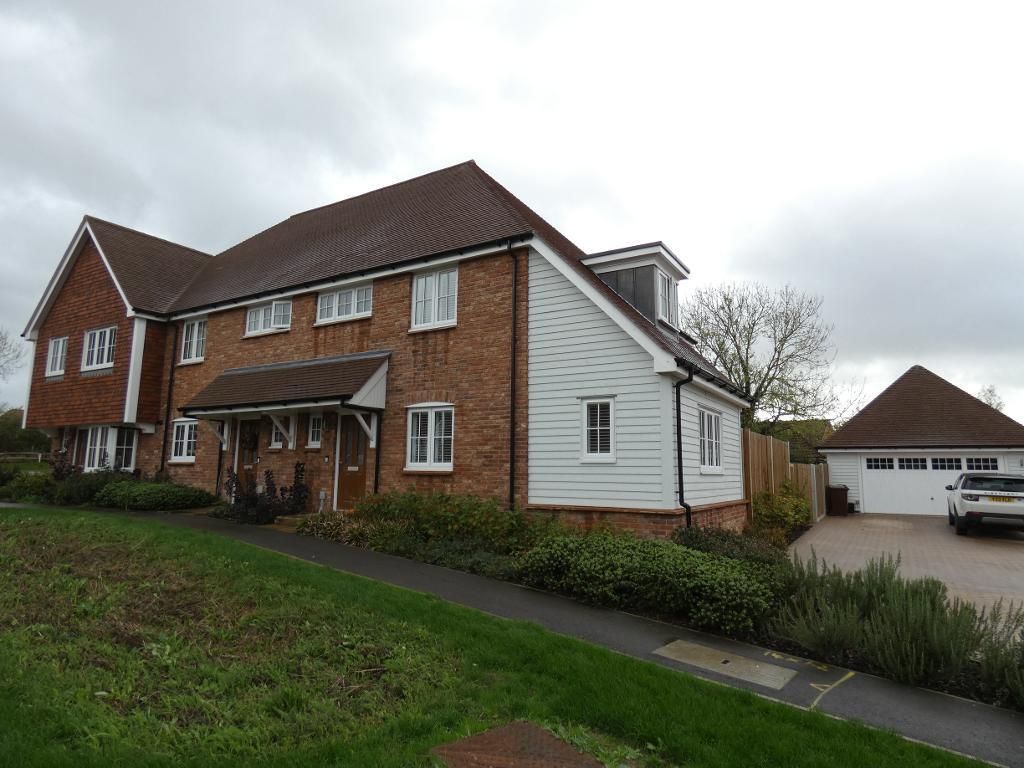 3 bed semidetached house to rent in Fullers Way, Biddenden, Kent TN27
