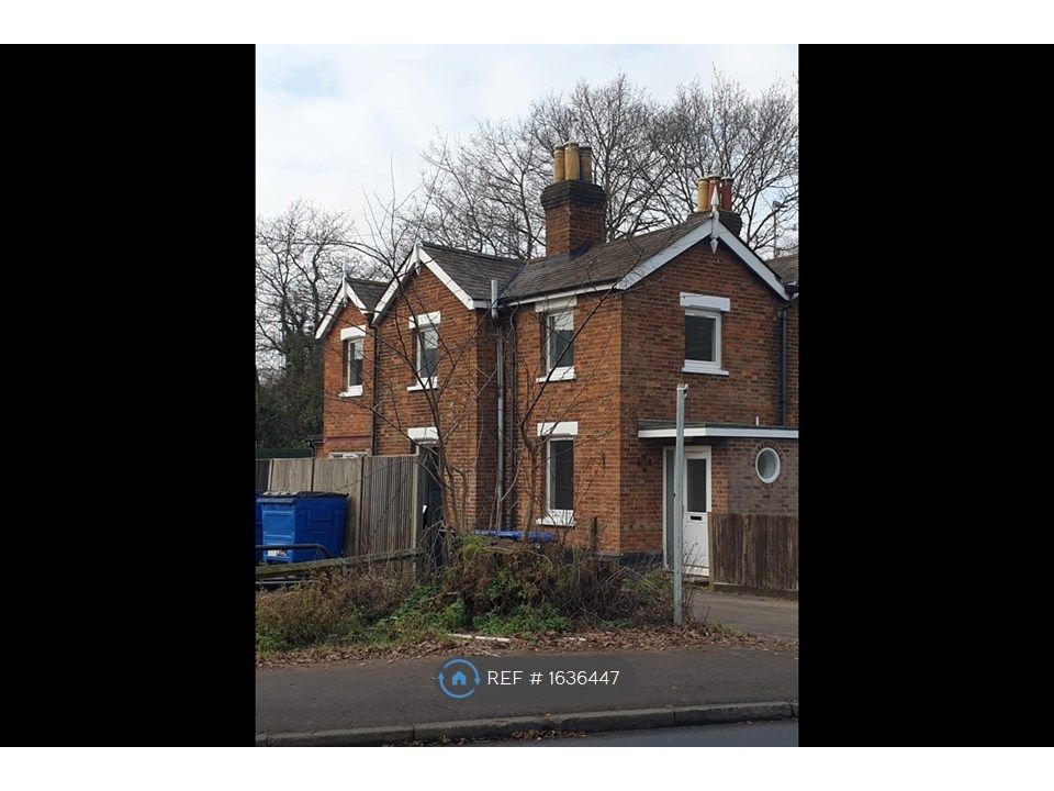 3 bed semidetached house to rent in Oyster Lane, Byfleet, West Byfleet